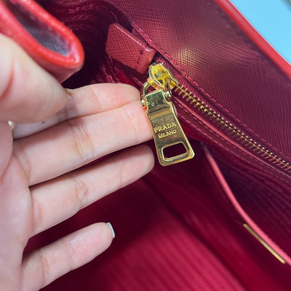 Prada Saffiano Lux Large Tote in Fuoco (Red) / Circa 2012 - Picture 8 of 11